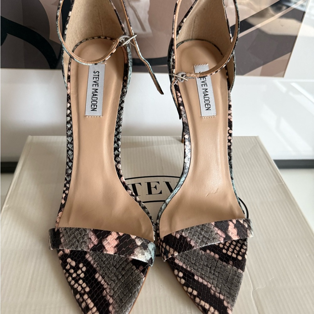 NIB Steve Madden Women's Snakeskin strappy sandal size 10 - rare